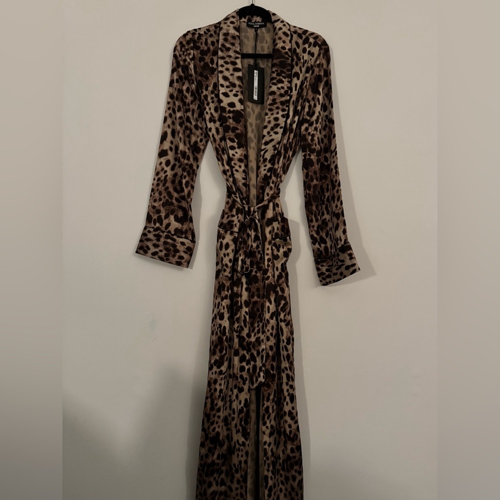 Skims x Dolce & Gabbana Leopard Print Silk Robe - Picture 4 of 9